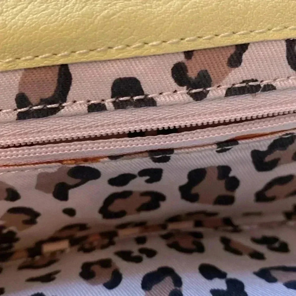 Leather clutch - yellow - magnetic closure - lots of storage - great condition - Picture 6 of 10